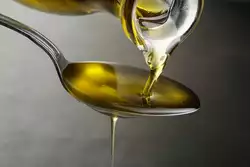 5 Metti l'olio vegetale nel foro